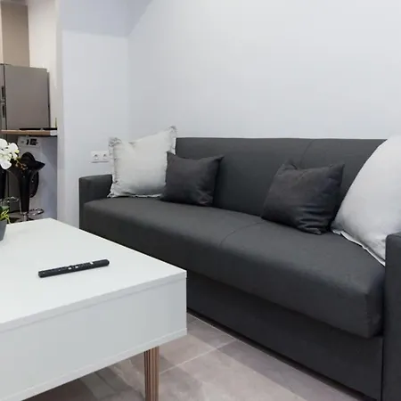 Stylish Brand New Apt Near Megaro Mousikis Athens Exterior photo