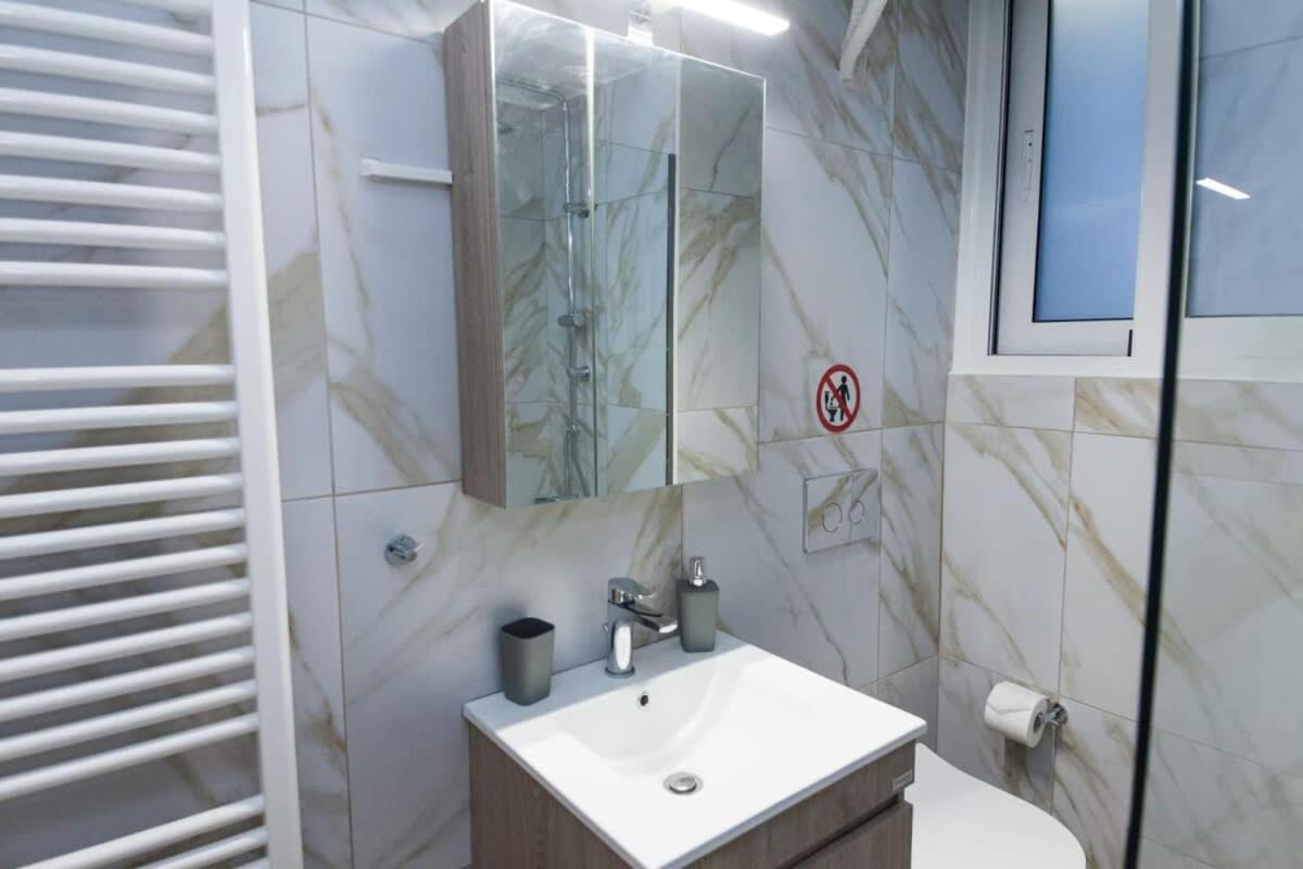 Stylish Brand New Near Megaro Mousikis Apartment *