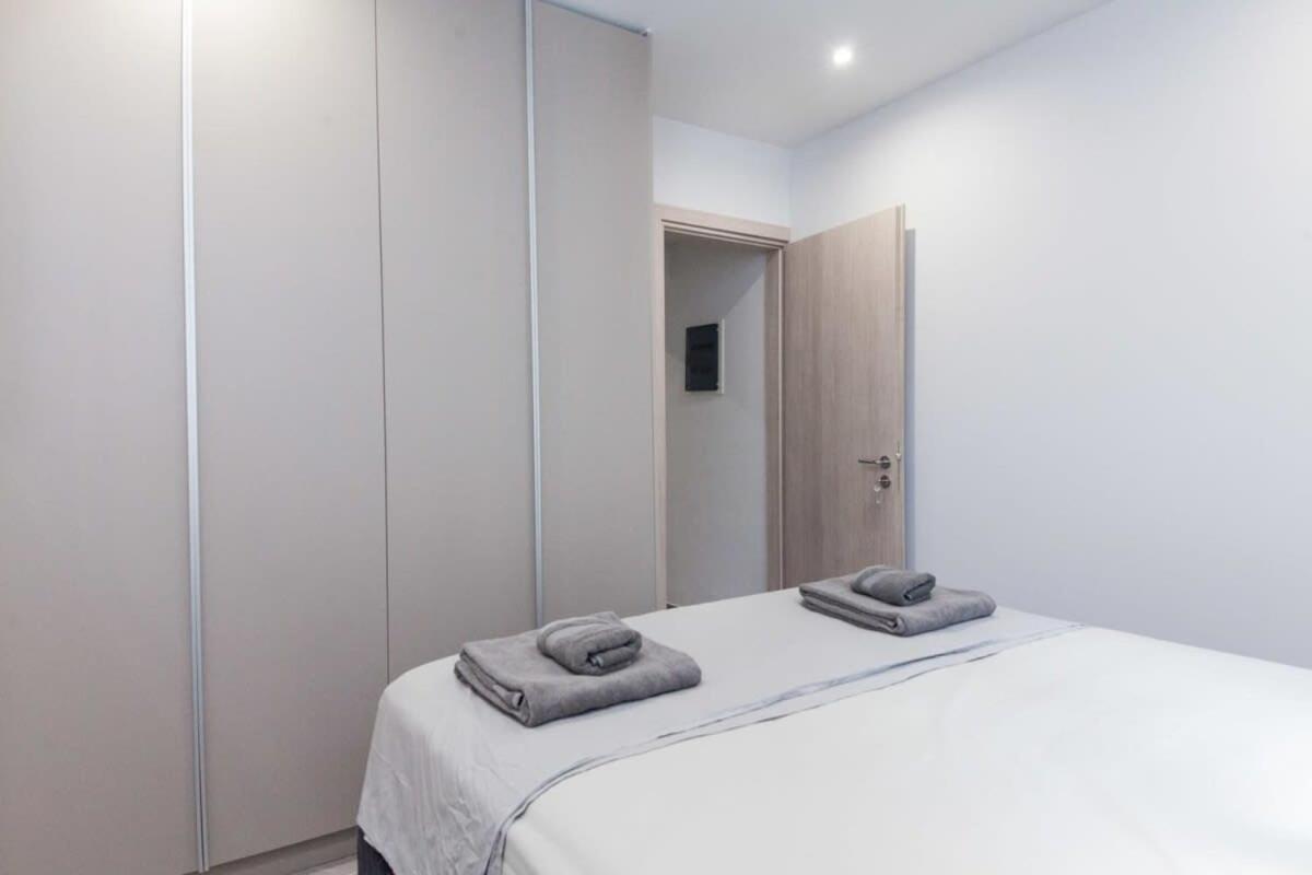 Stylish Brand New Near Megaro Mousikis * אתונה